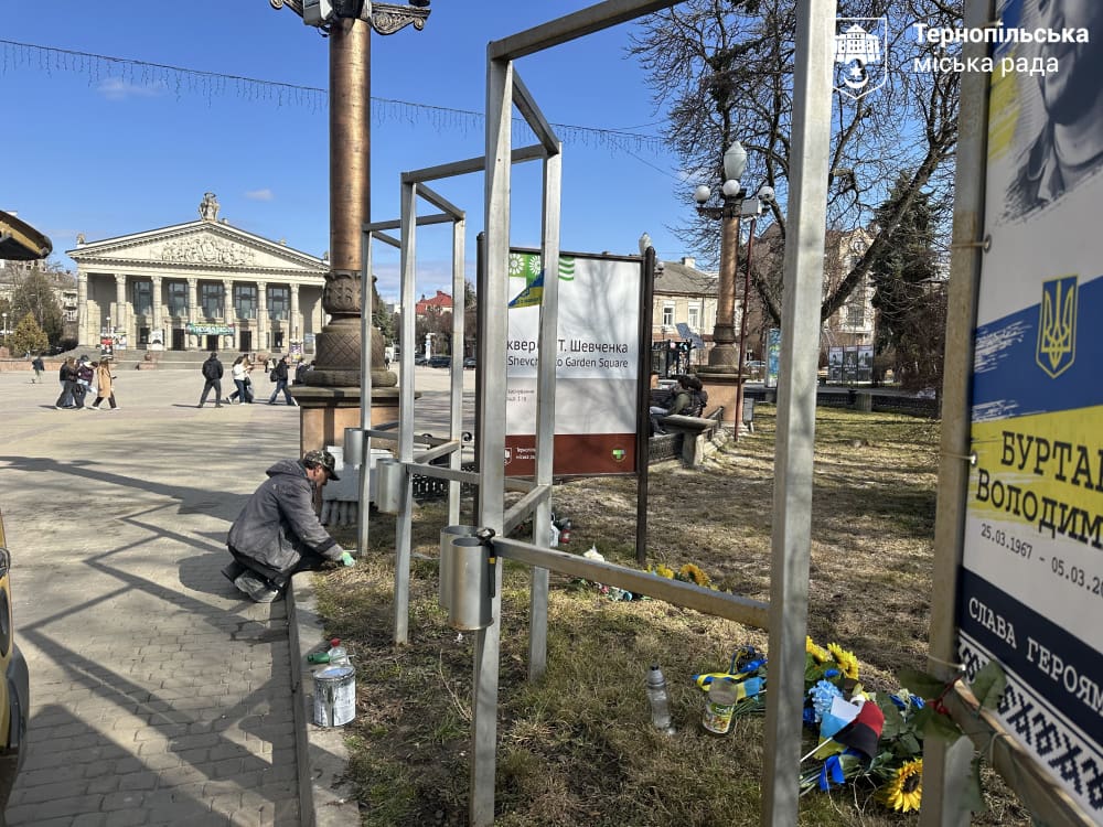 У Тернополі оновлюють Алею пам’яті «Незламні»: що саме роблять комунальники