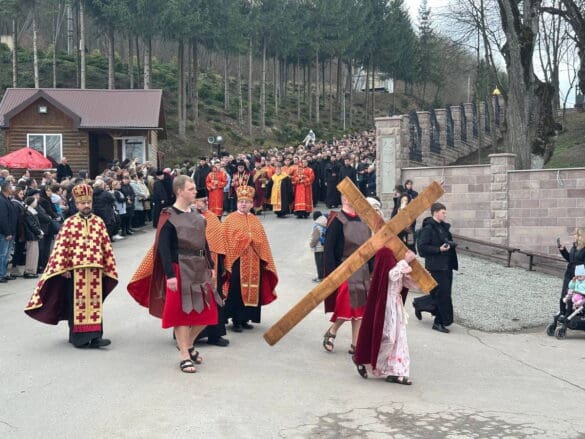 Хресна дорога у Зарваниці