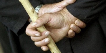 побиття літньої жінки дерев'яною палицею