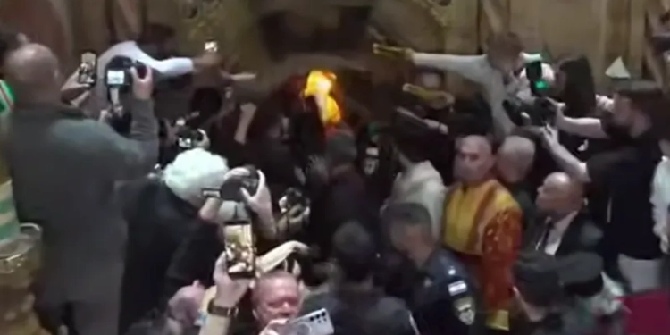 Благодатний Вогонь зійшов у Храмі Гробу Господнього в Єрусалимі: будемо жити