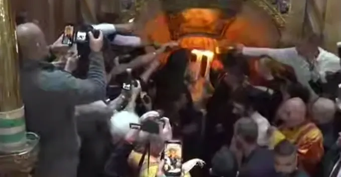 Благодатний Вогонь зійшов у Храмі Гробу Господнього в Єрусалимі: будемо жити