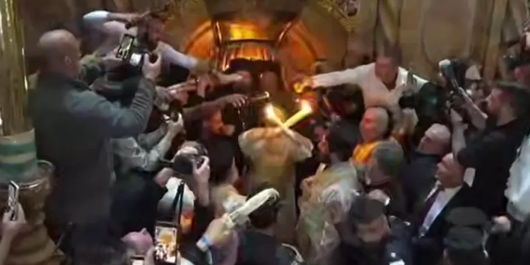 Благодатний Вогонь зійшов у Храмі Гробу Господнього в Єрусалимі: будемо жити