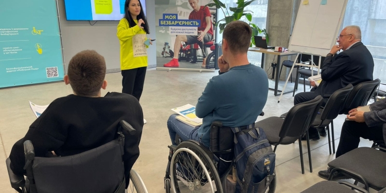 У Тернополі держслужбовців навчали безбар’єрній комунікації: тренінг від Ощадбанку