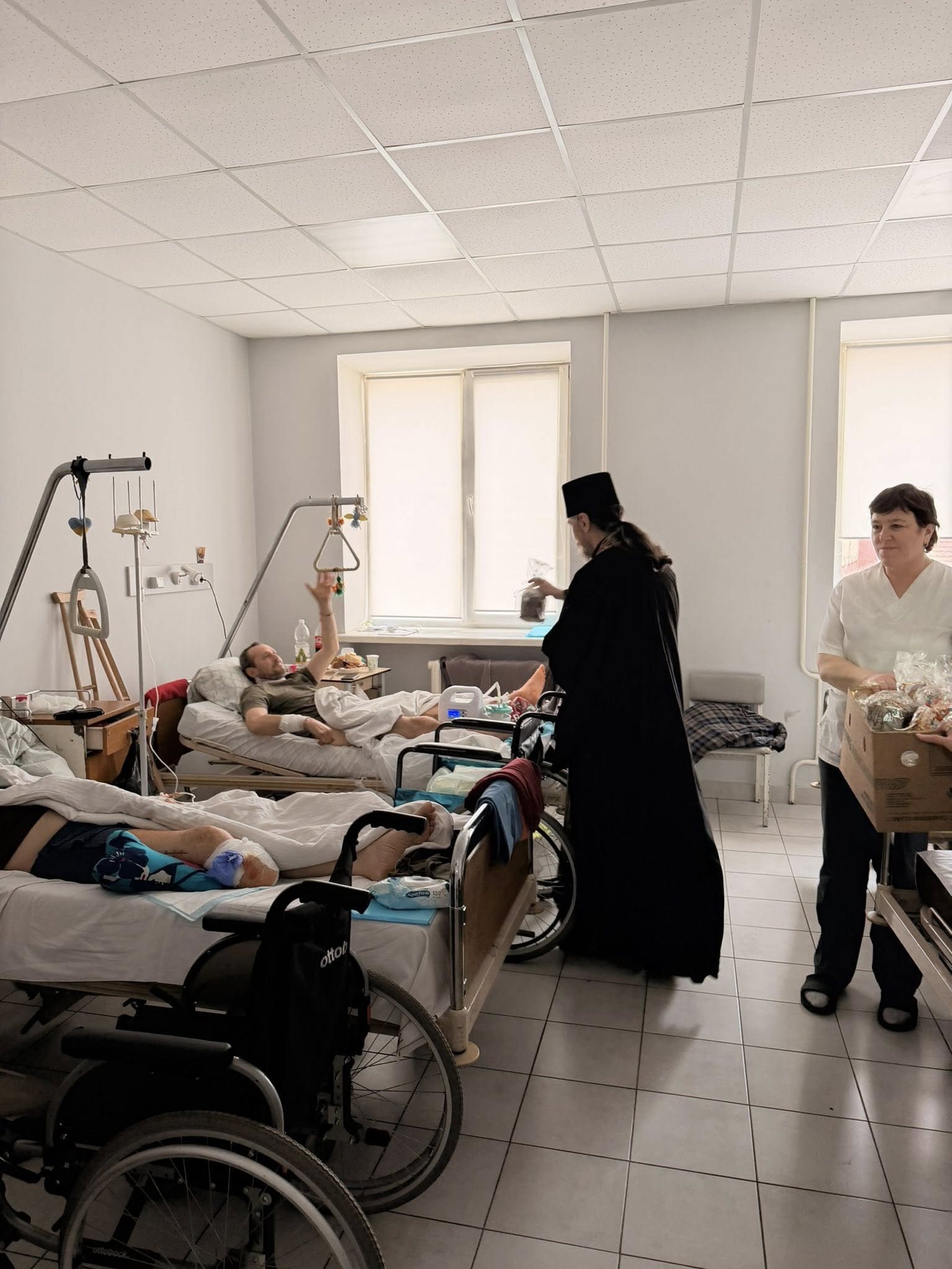 Світло Великодня в шпиталі: митрополит Нестор відвідав поранених захисників