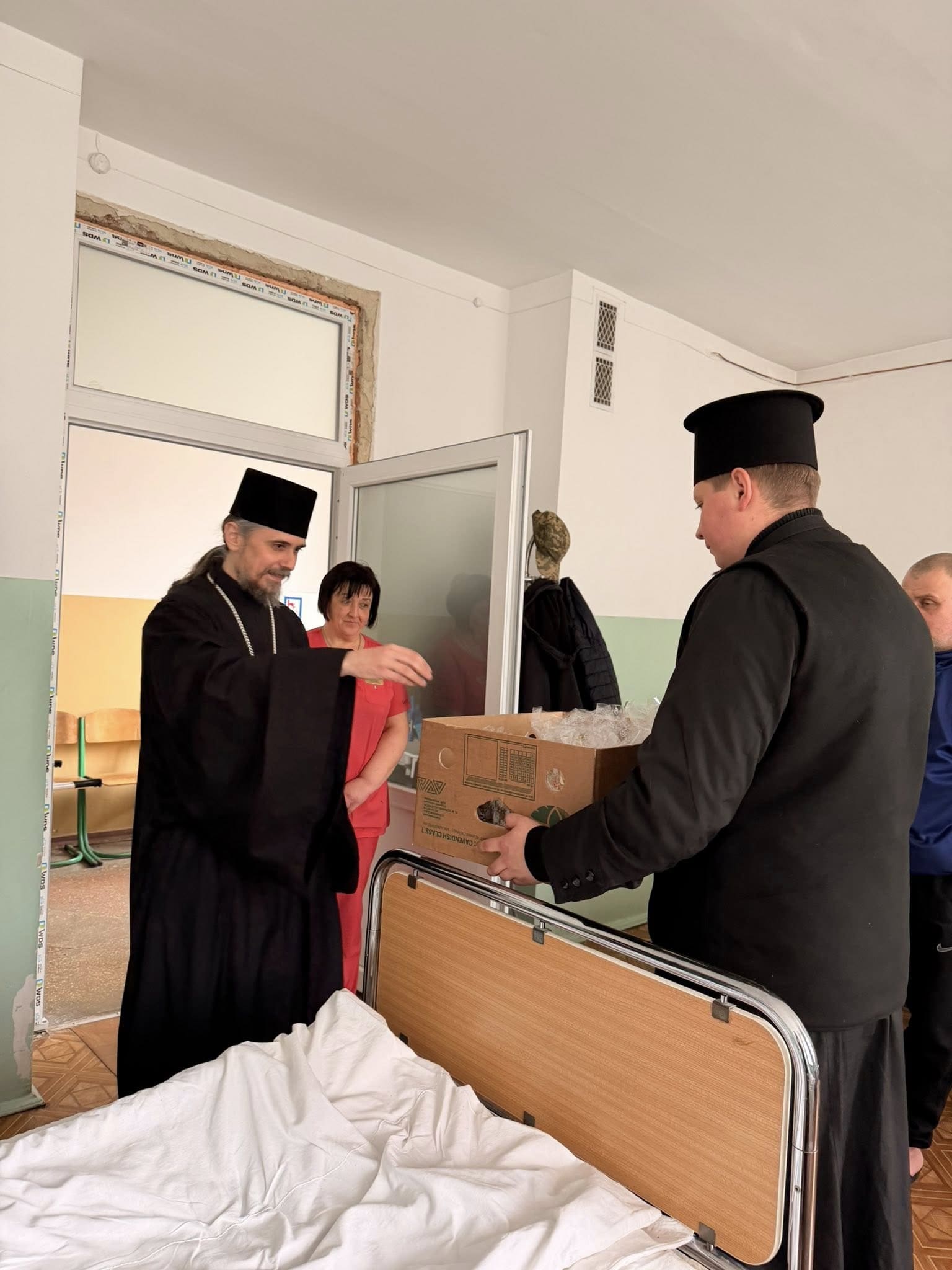 Світло Великодня в шпиталі: митрополит Нестор відвідав поранених захисників