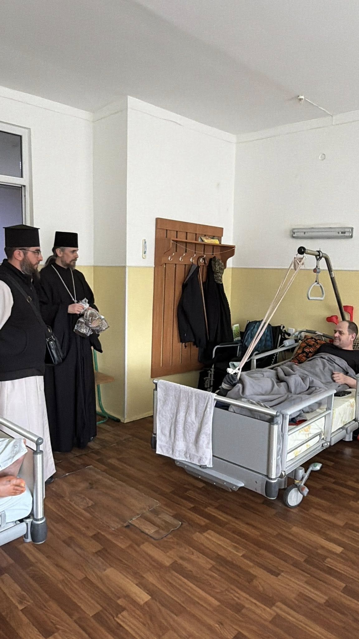 Світло Великодня в шпиталі: митрополит Нестор відвідав поранених захисників