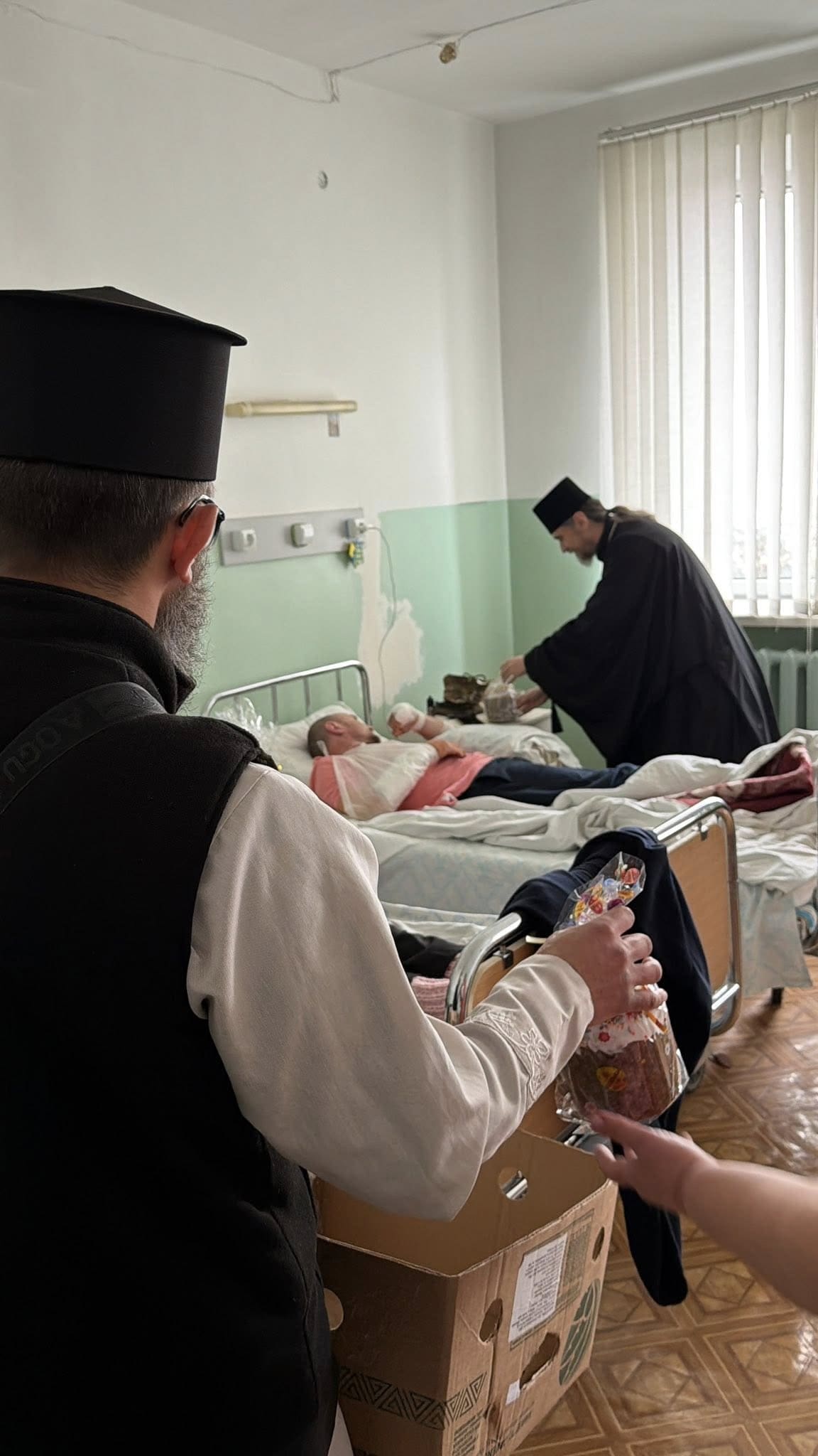 Світло Великодня в шпиталі: митрополит Нестор відвідав поранених захисників