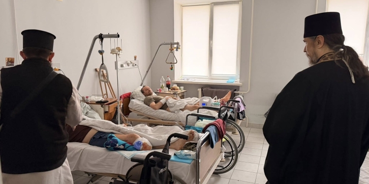 Світло Великодня в шпиталі: митрополит Нестор відвідав поранених захисників