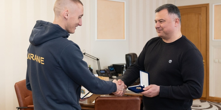 Голова ОДА нагородив паралімпійського чемпіона Тараса Радя відзнакою «Гордість Тернопілля»