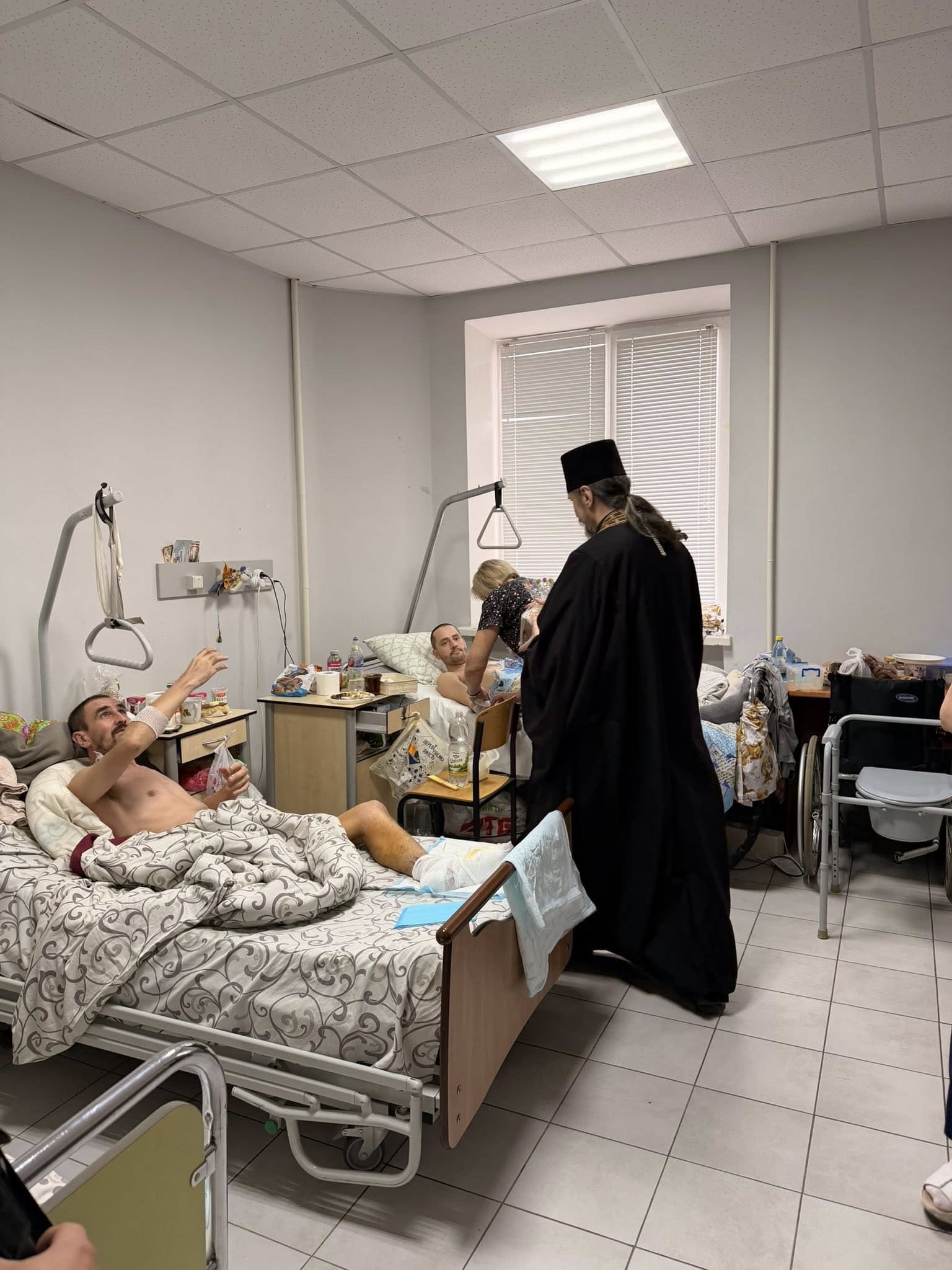 Світло Великодня в шпиталі: митрополит Нестор відвідав поранених захисників