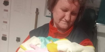 малюк з'явився на світ