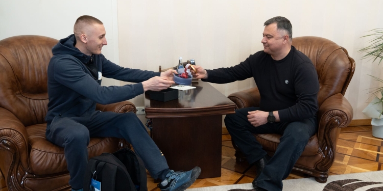 Голова ОДА нагородив паралімпійського чемпіона Тараса Радя відзнакою «Гордість Тернопілля»