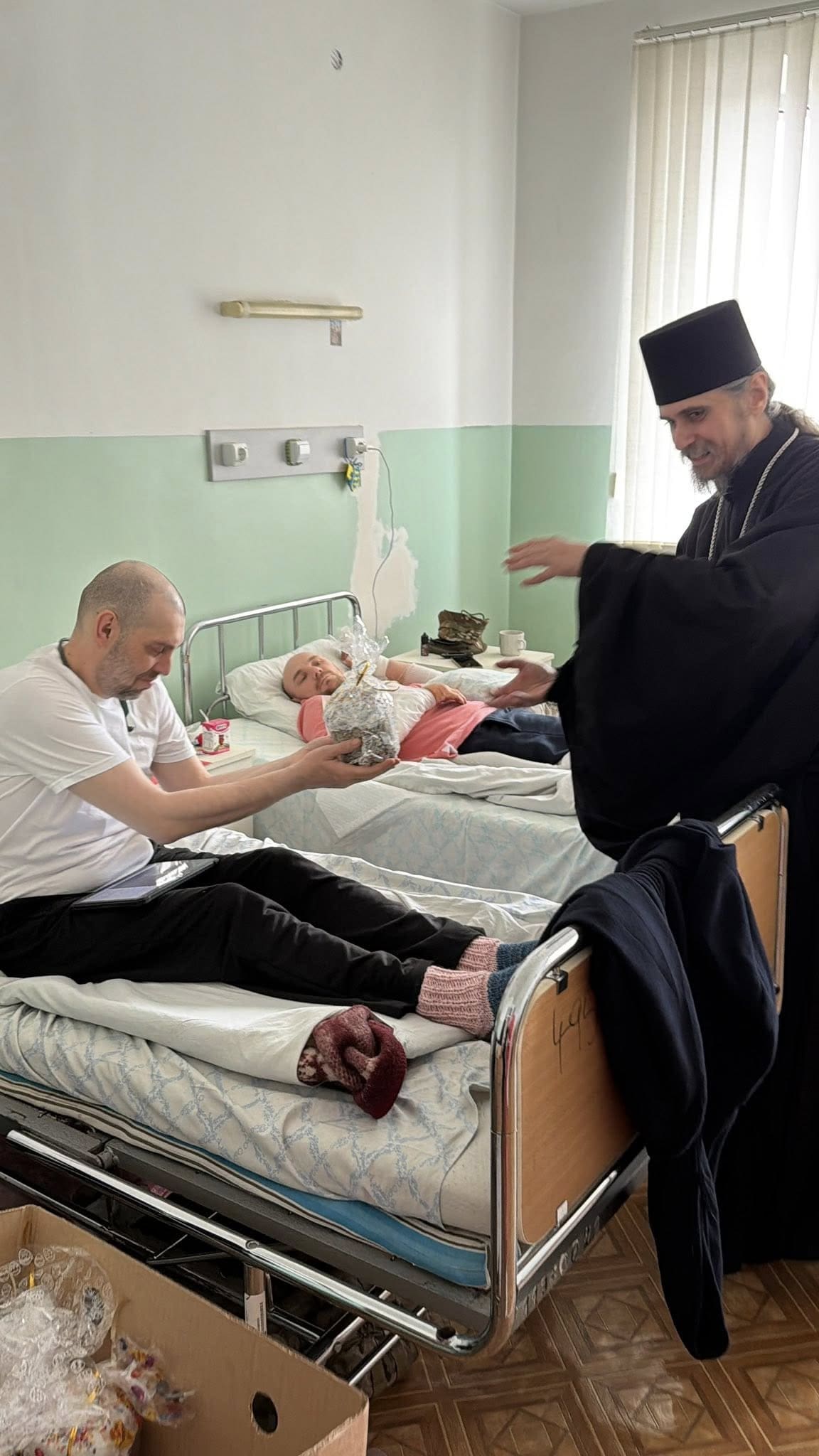 Світло Великодня в шпиталі: митрополит Нестор відвідав поранених захисників