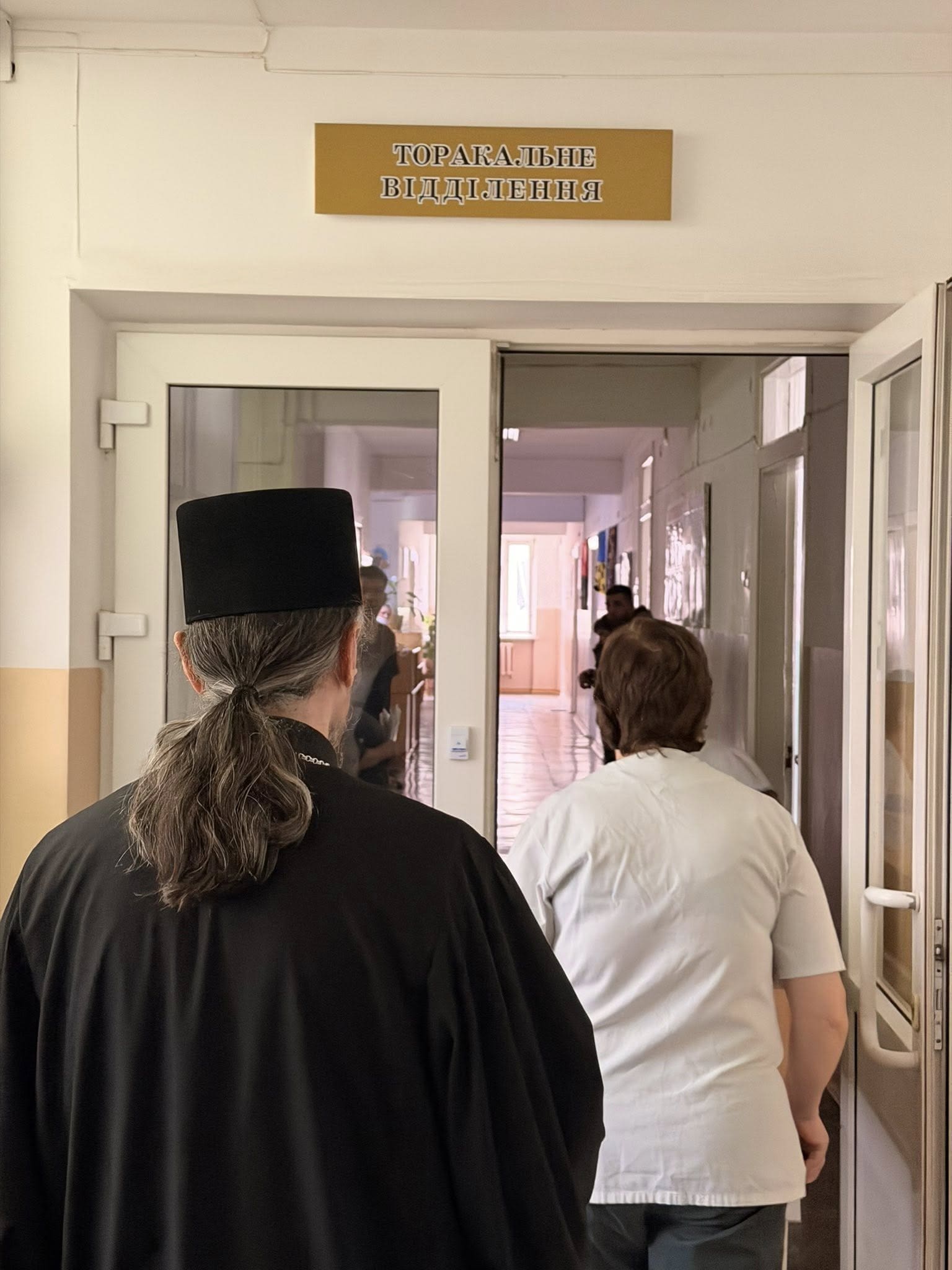 Світло Великодня в шпиталі: митрополит Нестор відвідав поранених захисників