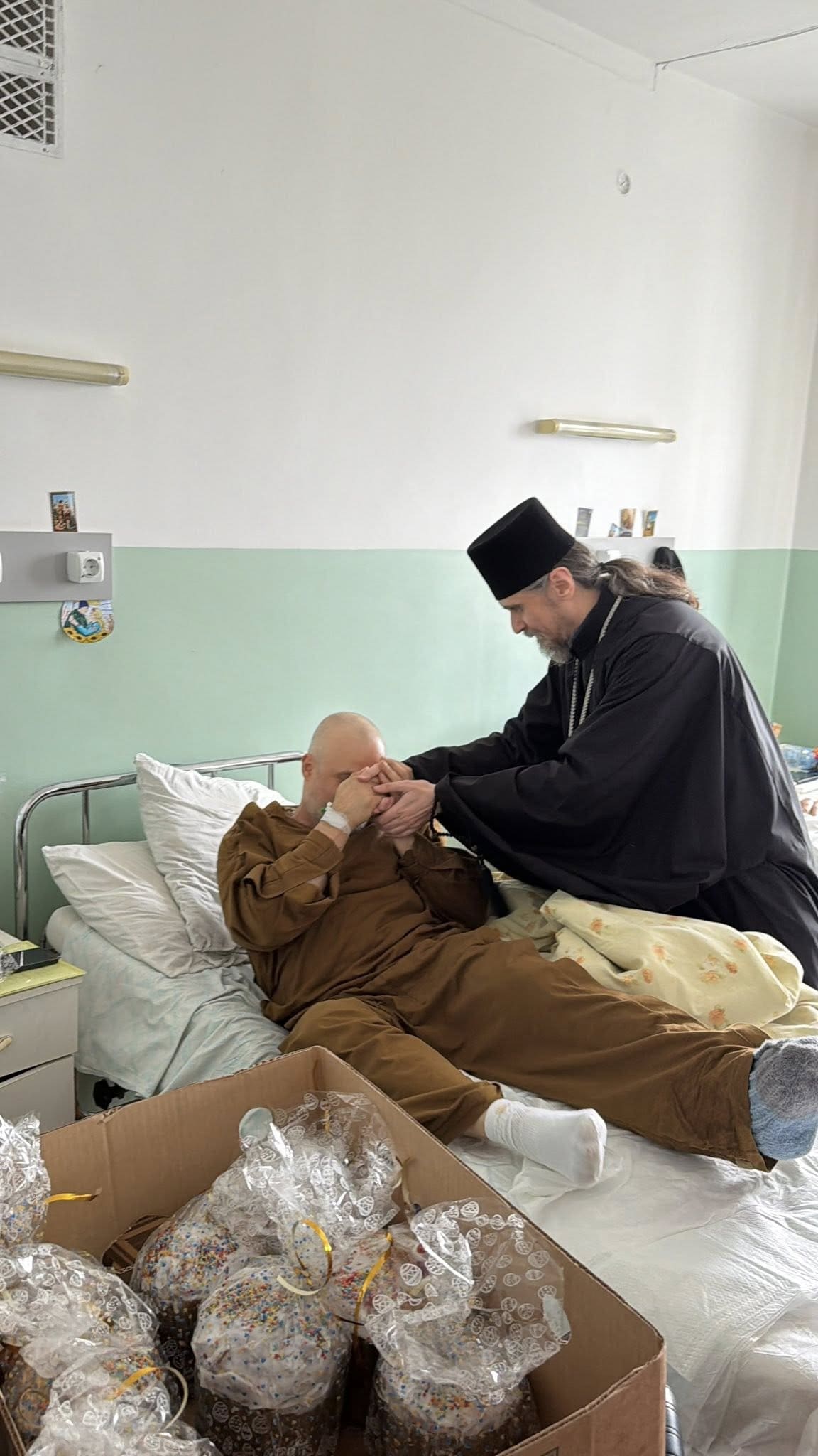 Світло Великодня в шпиталі: митрополит Нестор відвідав поранених захисників