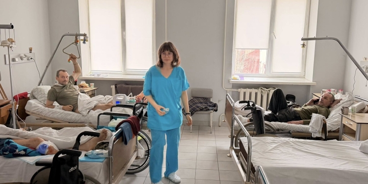 Світло Великодня в шпиталі: митрополит Нестор відвідав поранених захисників