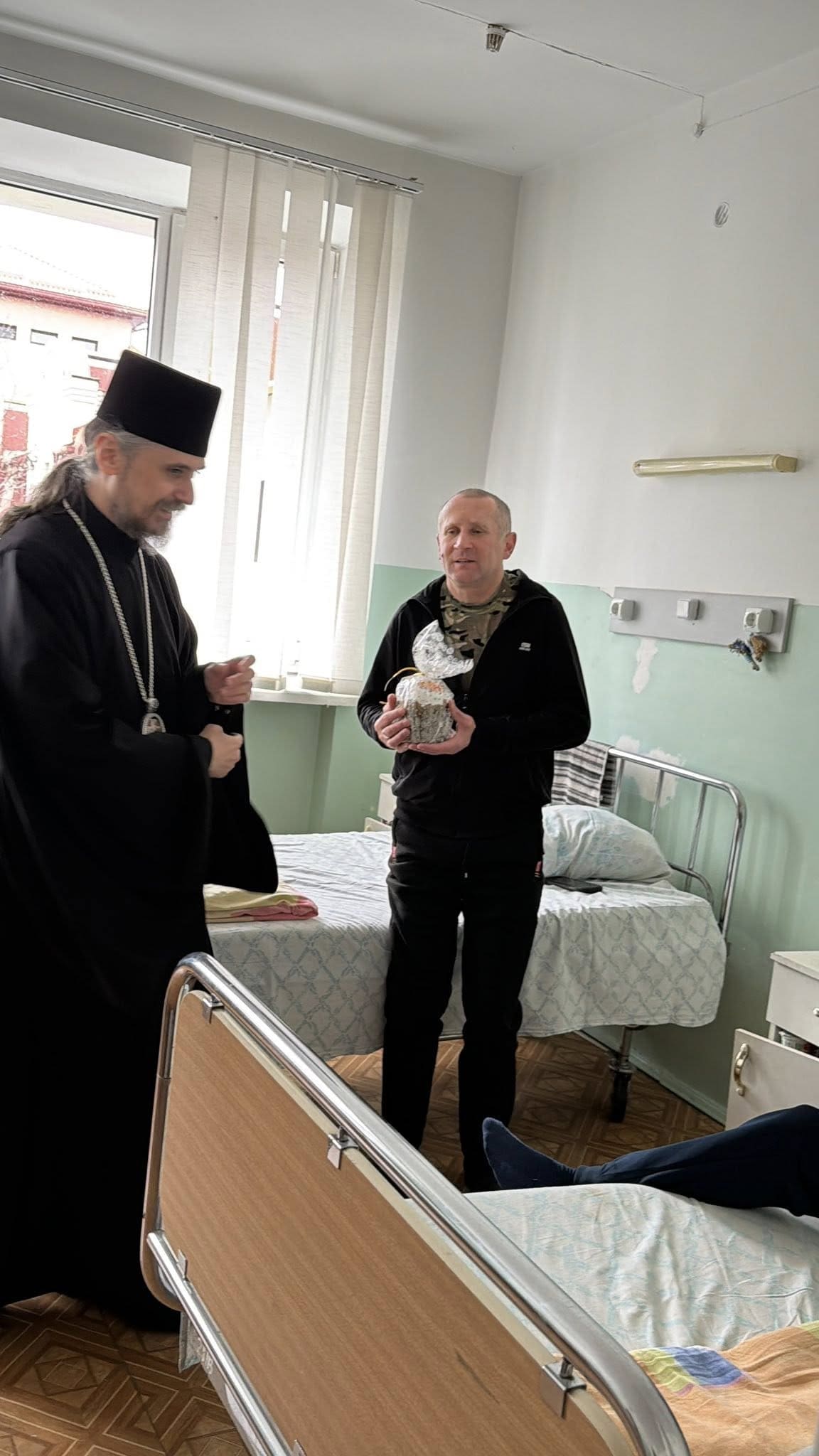 Світло Великодня в шпиталі: митрополит Нестор відвідав поранених захисників