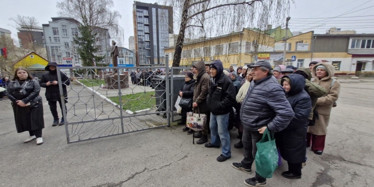 Великдень у кожну хату: «Жовтий фартух» передав святкові набори потребуючим тернополянам
