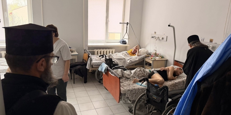 Світло Великодня в шпиталі: митрополит Нестор відвідав поранених захисників