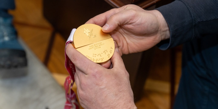 Голова ОДА нагородив паралімпійського чемпіона Тараса Радя відзнакою «Гордість Тернопілля»