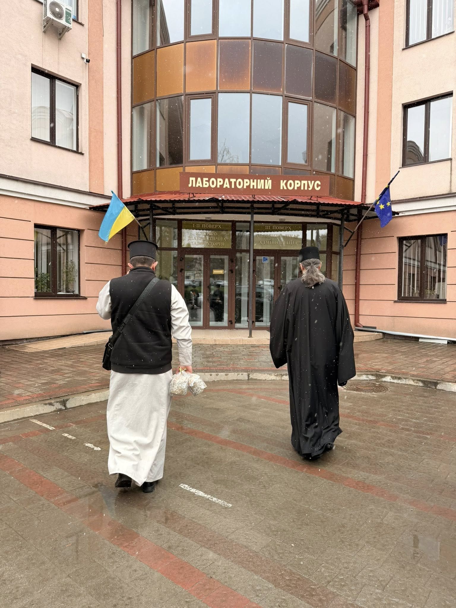 Світло Великодня в шпиталі: митрополит Нестор відвідав поранених захисників