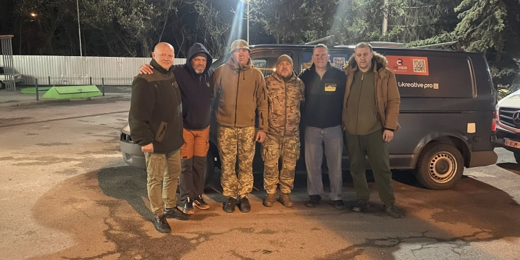 Поїздка на передову: Збаразька громада передала автомобілі та великодні смаколики захисникам