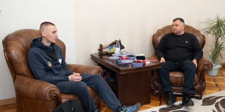 Голова ОДА нагородив паралімпійського чемпіона Тараса Радя відзнакою «Гордість Тернопілля»