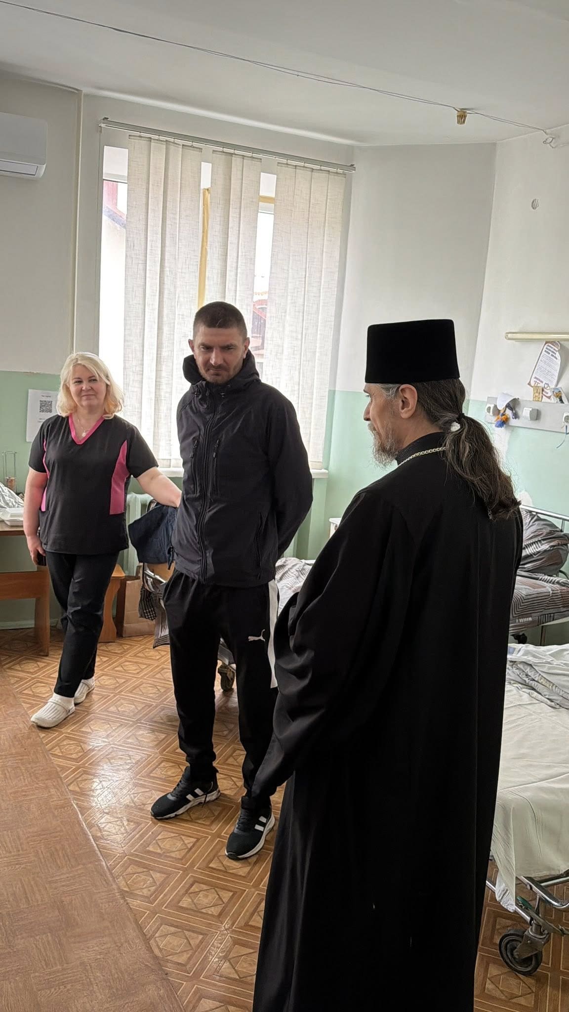 Світло Великодня в шпиталі: митрополит Нестор відвідав поранених захисників