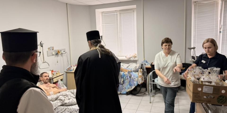 Світло Великодня в шпиталі: митрополит Нестор відвідав поранених захисників