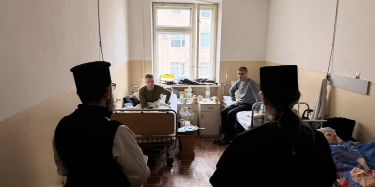 Світло Великодня в шпиталі: митрополит Нестор відвідав поранених захисників