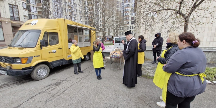 Великдень у кожну хату: «Жовтий фартух» передав святкові набори потребуючим тернополянам