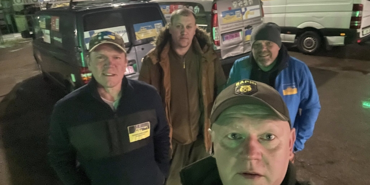 Поїздка на передову: Збаразька громада передала автомобілі та великодні смаколики захисникам