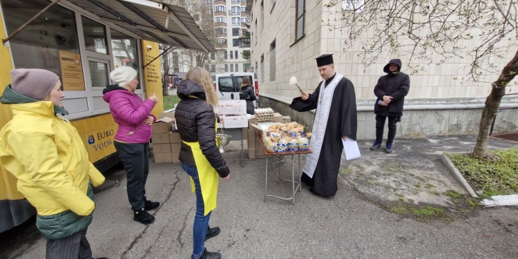 Великдень у кожну хату: «Жовтий фартух» передав святкові набори потребуючим тернополянам