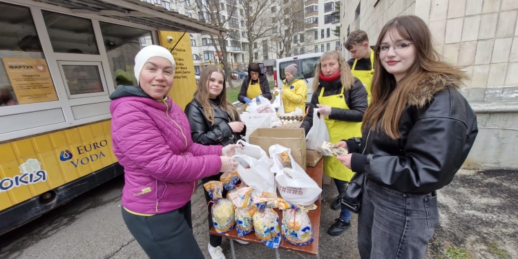 Великдень у кожну хату: «Жовтий фартух» передав святкові набори потребуючим тернополянам
