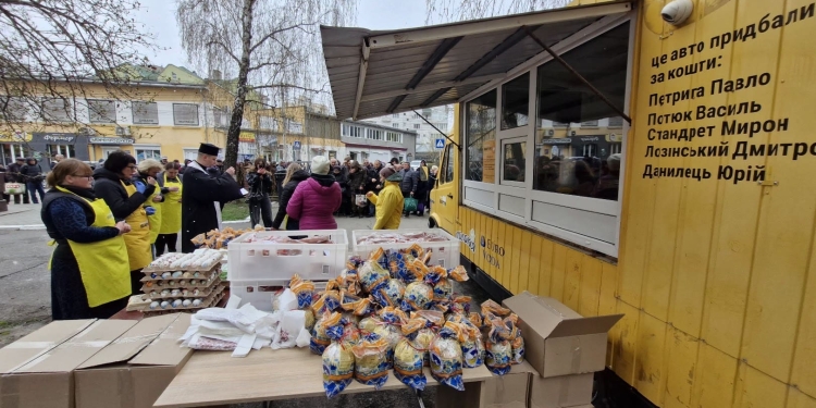Великдень у кожну хату: «Жовтий фартух» передав святкові набори потребуючим тернополянам