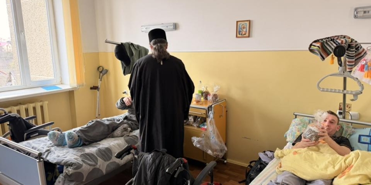 Світло Великодня в шпиталі: митрополит Нестор відвідав поранених захисників