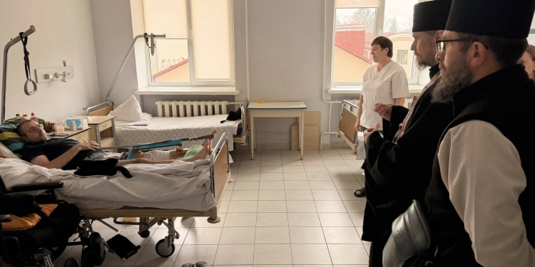 Світло Великодня в шпиталі: митрополит Нестор відвідав поранених захисників