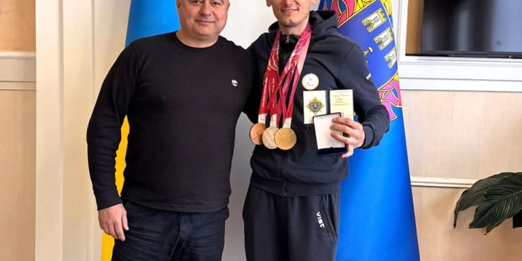 Голова ОДА нагородив паралімпійського чемпіона Тараса Радя відзнакою «Гордість Тернопілля»