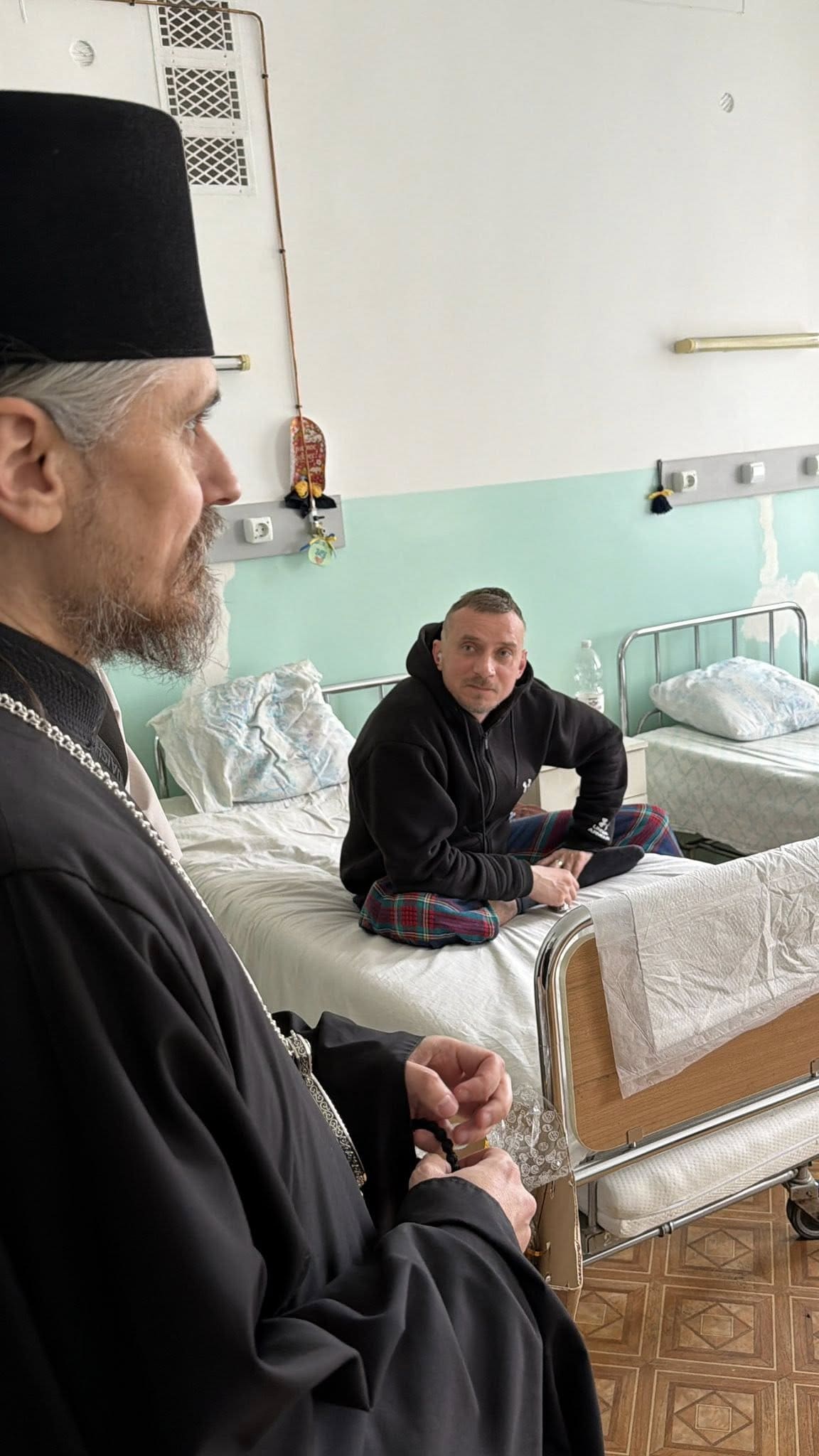 Світло Великодня в шпиталі: митрополит Нестор відвідав поранених захисників