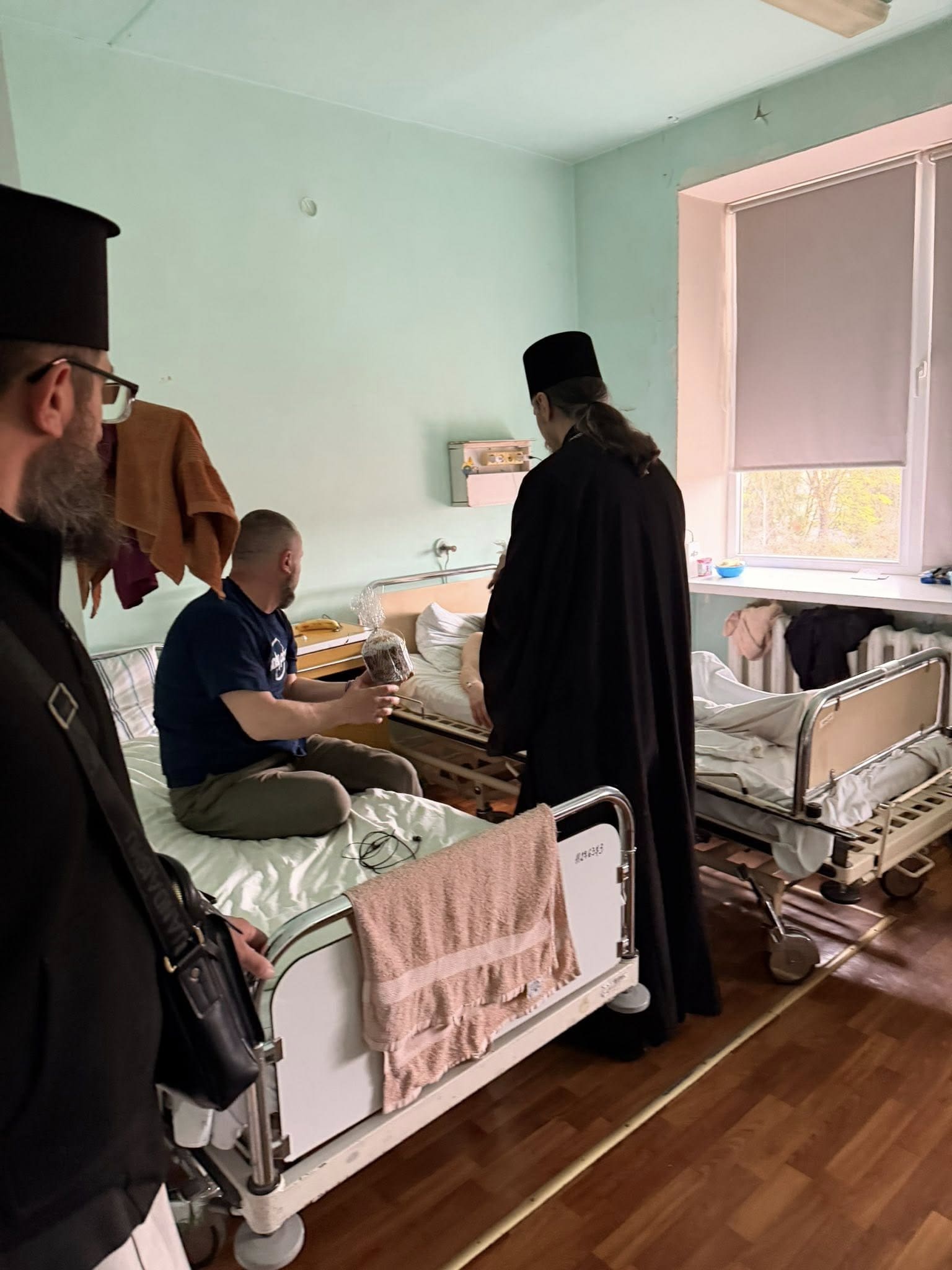 Світло Великодня в шпиталі: митрополит Нестор відвідав поранених захисників