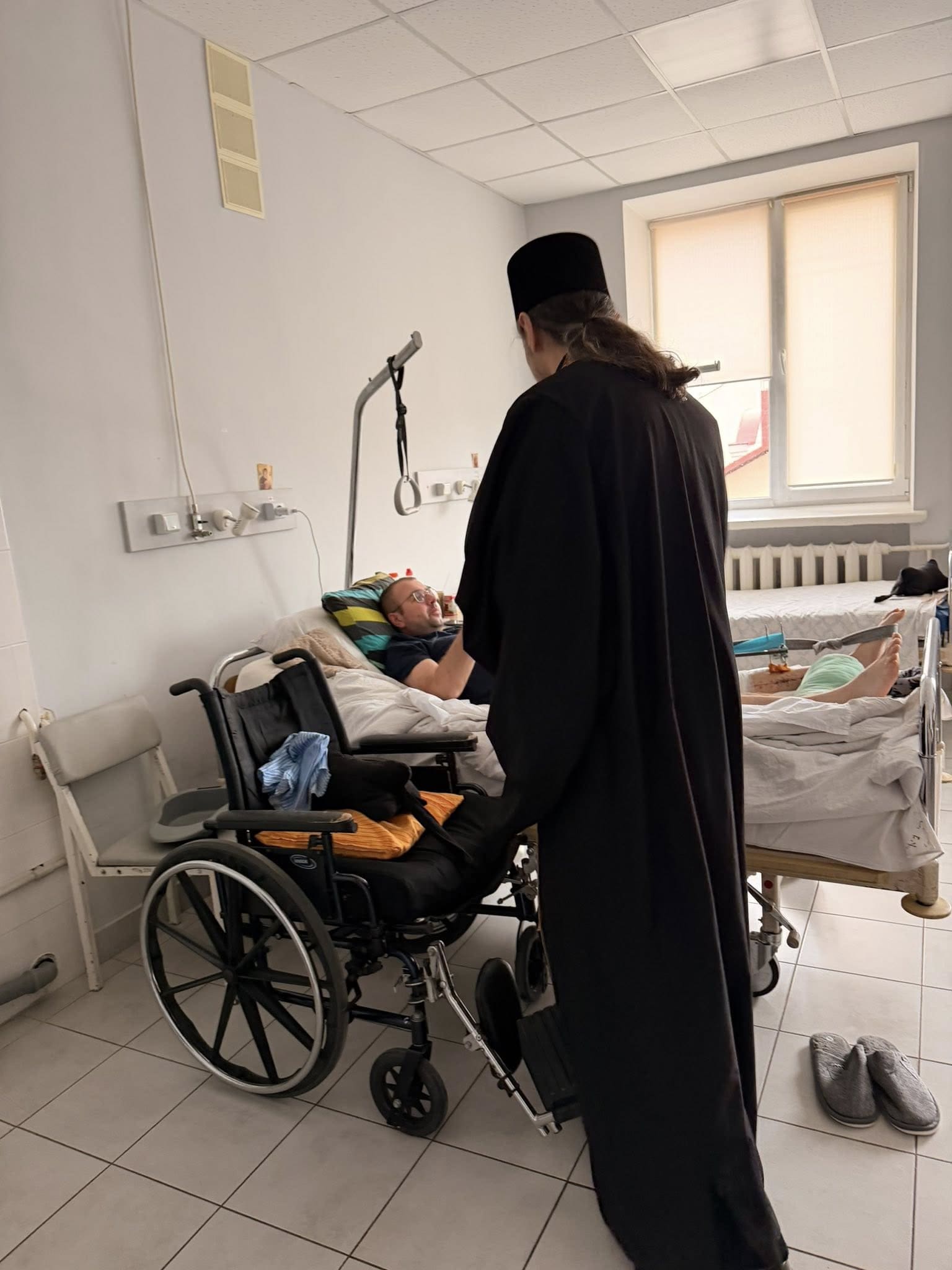 Світло Великодня в шпиталі: митрополит Нестор відвідав поранених захисників
