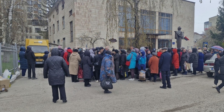 Великдень у кожну хату: «Жовтий фартух» передав святкові набори потребуючим тернополянам