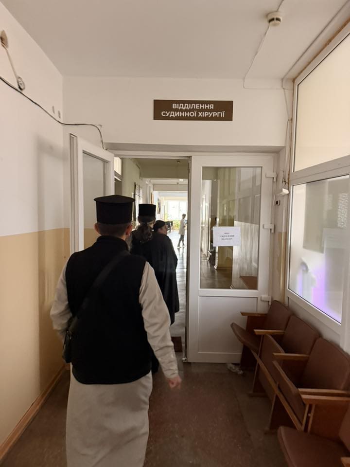 Світло Великодня в шпиталі: митрополит Нестор відвідав поранених захисників