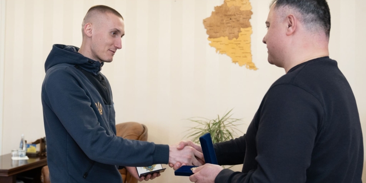 Голова ОДА нагородив паралімпійського чемпіона Тараса Радя відзнакою «Гордість Тернопілля»