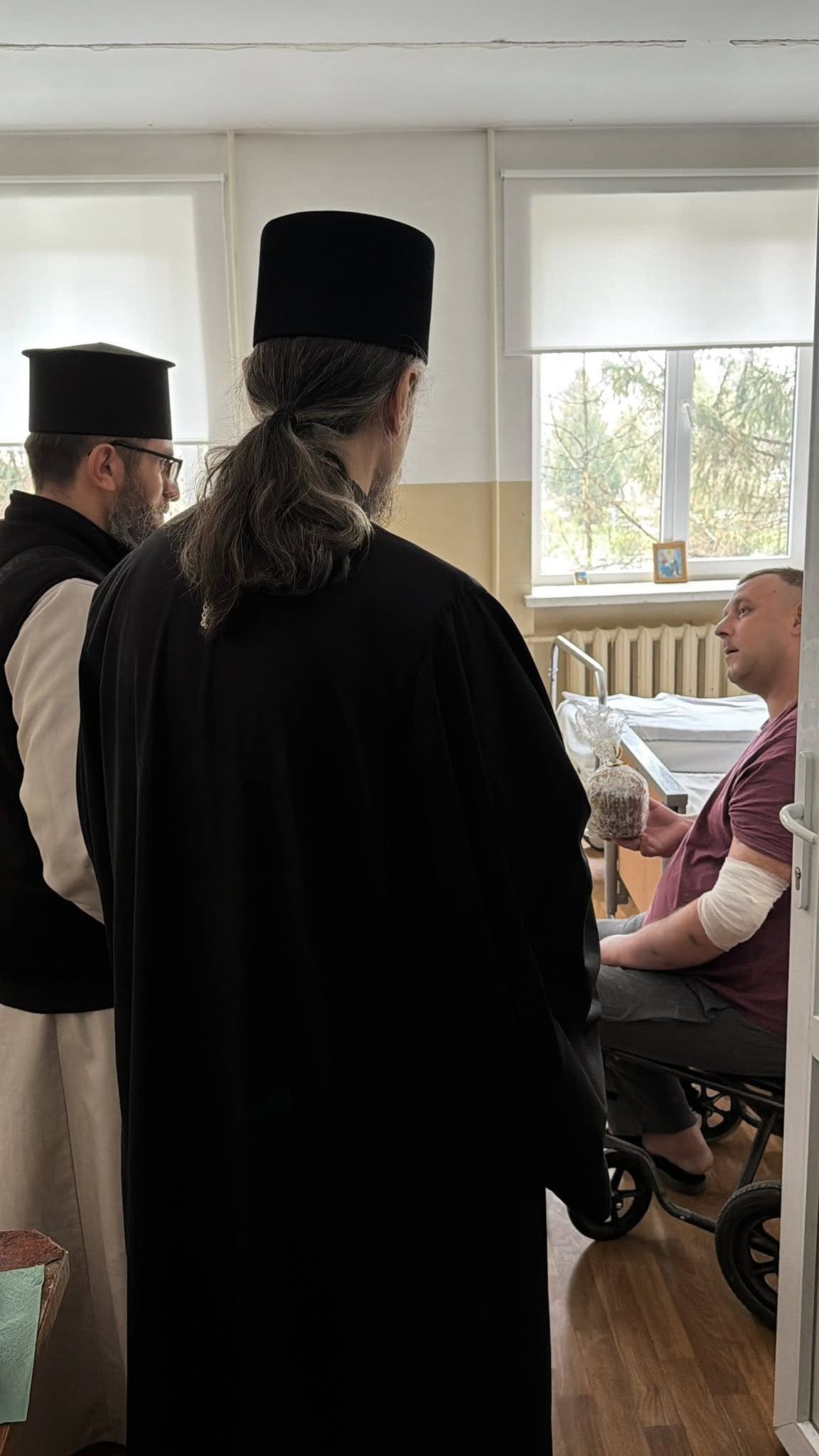 Світло Великодня в шпиталі: митрополит Нестор відвідав поранених захисників