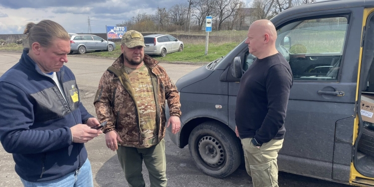 Поїздка на передову: Збаразька громада передала автомобілі та великодні смаколики захисникам