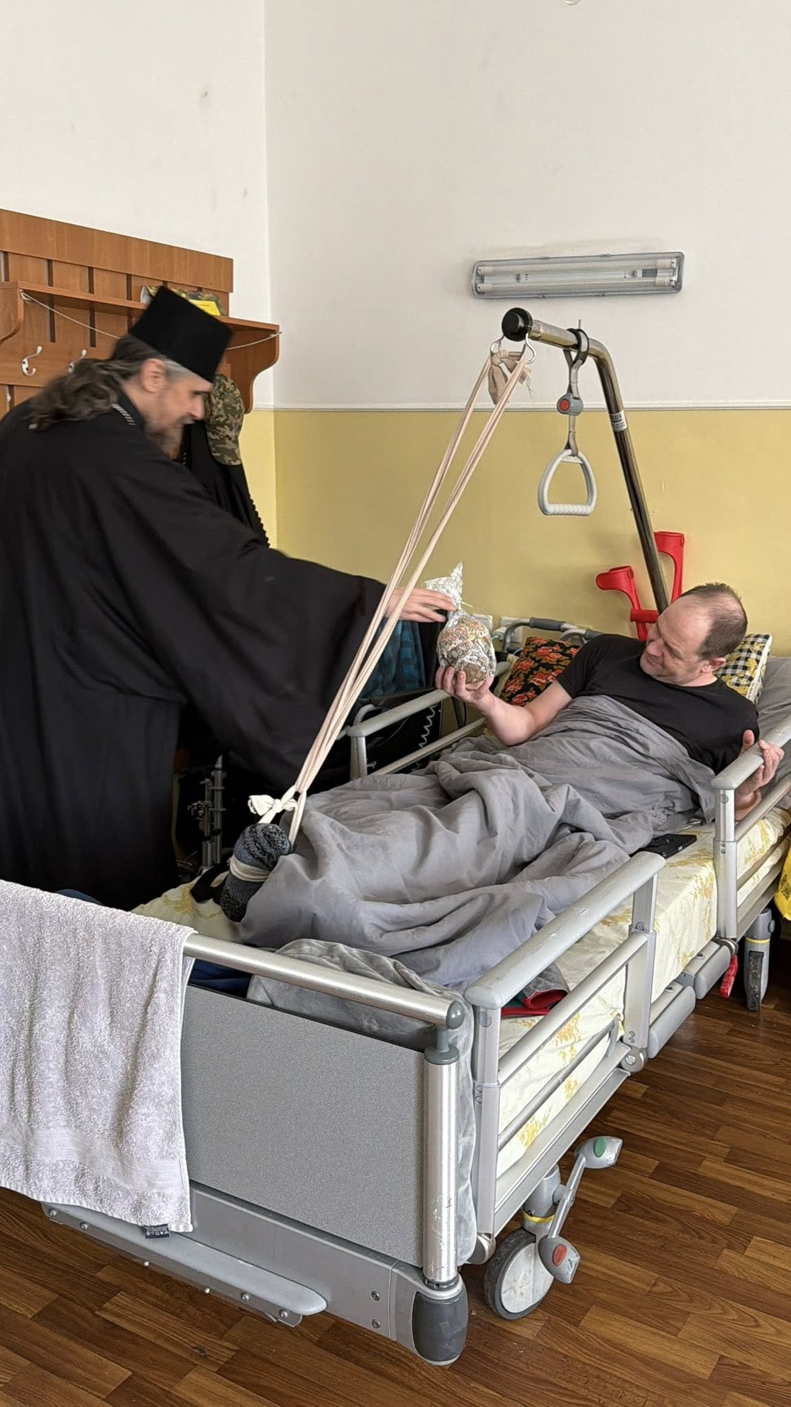 Світло Великодня в шпиталі: митрополит Нестор відвідав поранених захисників