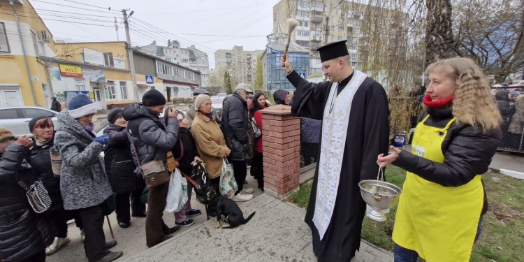 Великдень у кожну хату: «Жовтий фартух» передав святкові набори потребуючим тернополянам