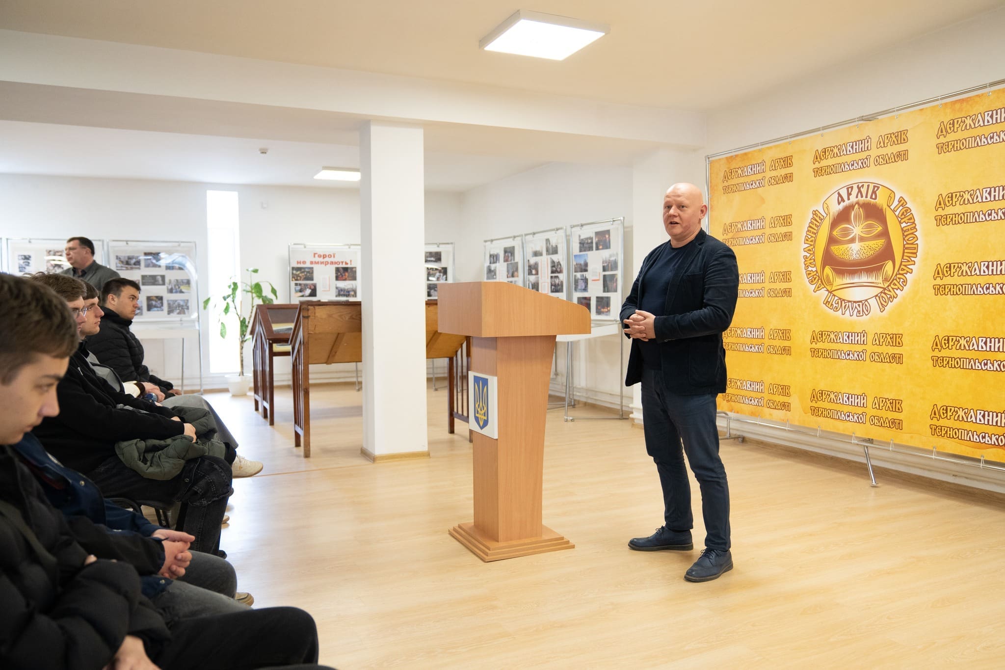 «Душу – Богу, життя – Україні, честь – собі»: у Тернополі відкрили виставку пам’яті Олега Барни