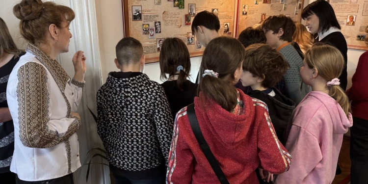 Барви серця на полотні: Ірина Кошелінська презентувала вишитий літопис Тернополя